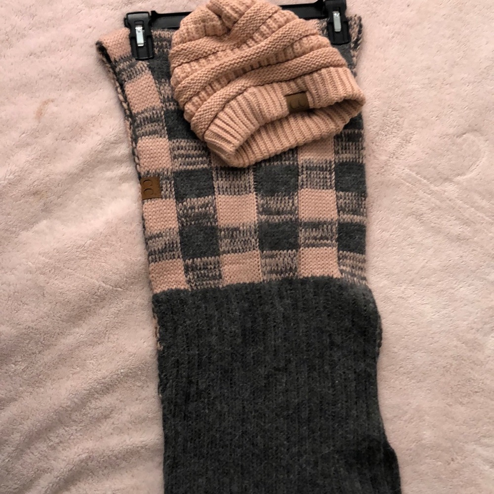 Lot - infinity scarf and knit hat